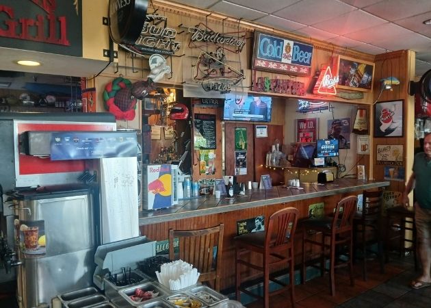 Open bar counter inside Carmella’s Pizza Grill South Tryon